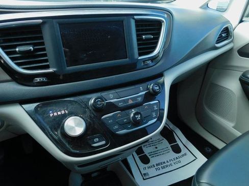 Certified 2020 Chrysler Voyager Lxi FWD image 13