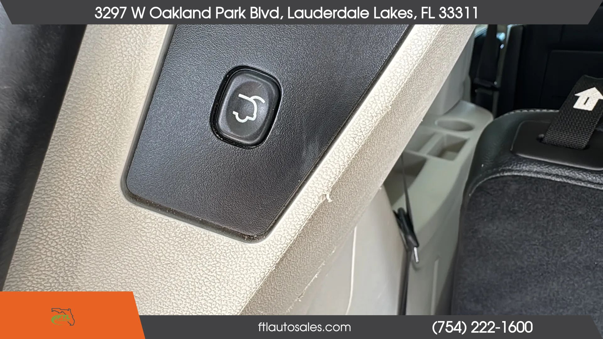 Used 2014 Chrysler Town & Country Touring-L FWD image 37