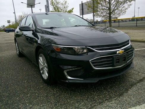 Used 2017 Chevrolet Malibu LT w/ Leather Package FWD image 28