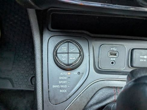 Used 2019 Jeep Cherokee Trailhawk w/ Cold Weather Group AWD/4WD image 18