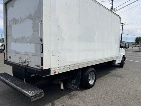 Used 2017 Chevrolet Express 3500 Extended RWD image 5