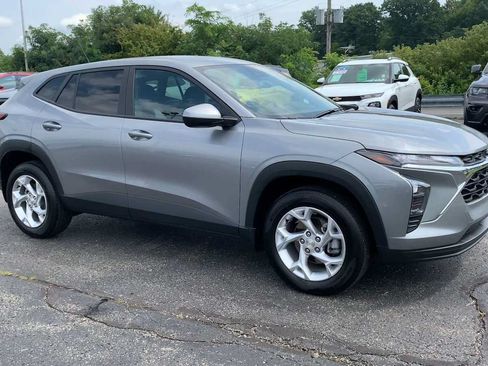 Certified 2025 Chevrolet Trax LS w/ LS Convenience Package FWD image 2