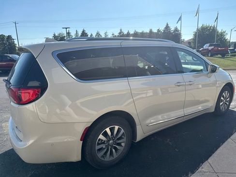Used 2020 Chrysler Pacifica Limited w/ Advanced Safetytec Group FWD image 5