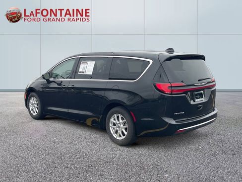 Used 2023 Chrysler Pacifica Touring-L FWD image 5