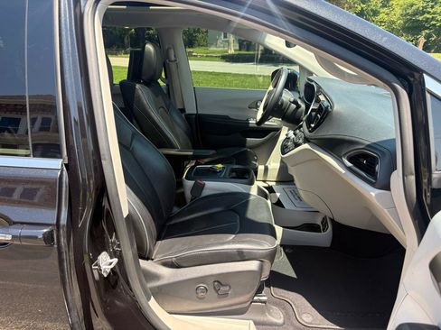 Used 2017 Chrysler Pacifica Limited w/ UConnect Theater Package FWD image 30