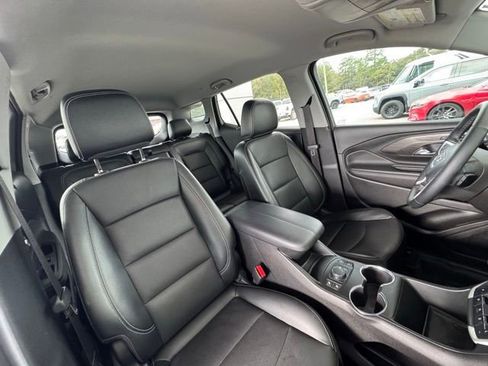 Used 2023 GMC Terrain SLT w/ Infotainment Package II image 17