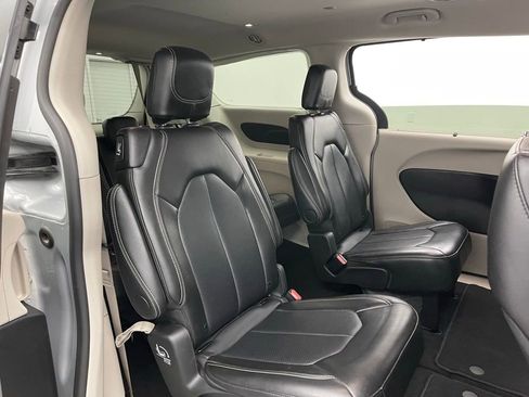 Used 2024 Chrysler Pacifica Touring-L FWD image 35