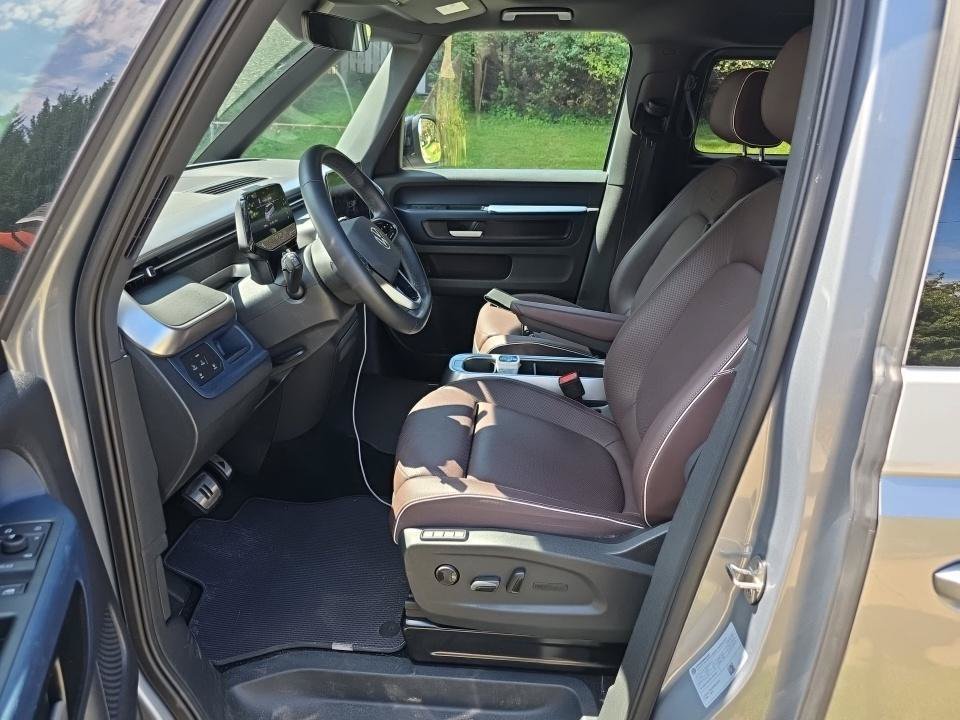 Certified 2025 Volkswagen ID. Buzz Pro S Plus RWD image 4