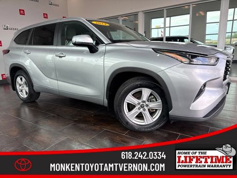 Used 2024 Toyota Highlander LE AWD/4WD image 1