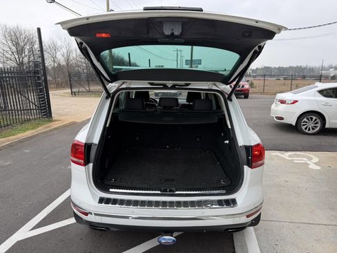 Used 2016 Volkswagen Touareg VR6 image 10