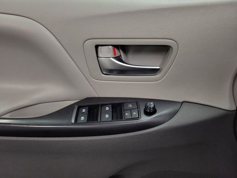 Used 2020 Toyota Sienna LE image 18