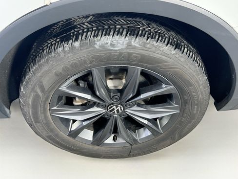 Used 2022 Volkswagen Tiguan SE AWD/4WD image 28
