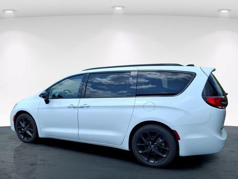 Used 2025 Chrysler Pacifica Limited FWD image 21