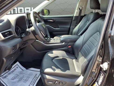 Used 2021 Toyota Highlander XLE AWD/4WD image 22