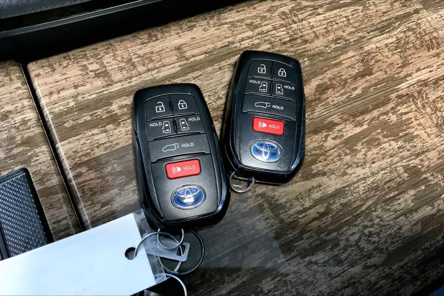 Used 2025 Toyota Sienna Platinum AWD/4WD image 14