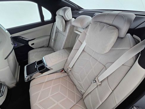 Used 2023 BMW 760i xDrive AWD/4WD image 18
