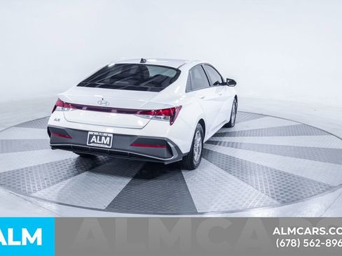 Used 2025 Hyundai Elantra SE FWD image 9