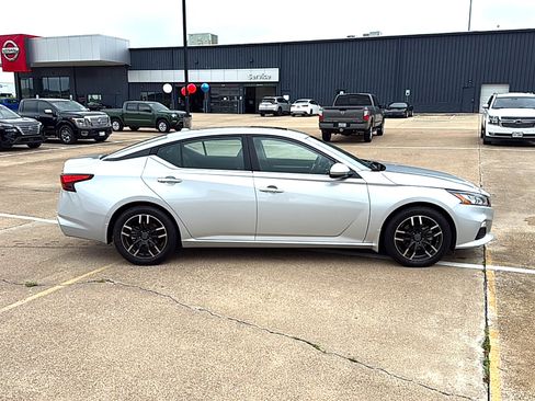 Used 2022 Nissan Altima 2.5 SV w/ SV Premium Package image 4