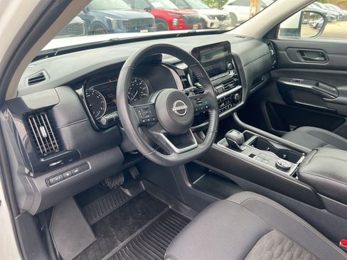 Certified 2024 Nissan Pathfinder SV w/ SV Premium Package AWD/4WD image 6