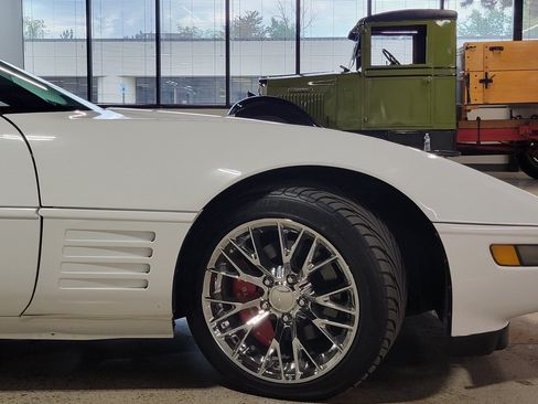 Used 1994 Chevrolet Corvette Coupe RWD image 40