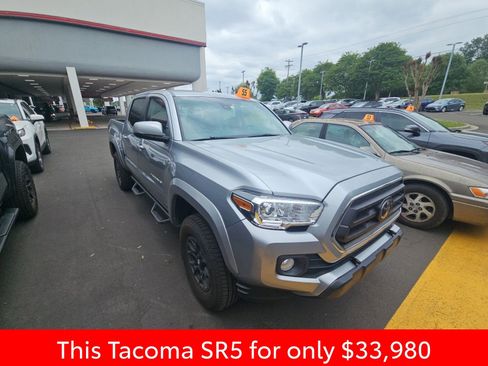 Used 2022 Toyota Tacoma SR5 w/ Technology Package AWD/4WD image 3