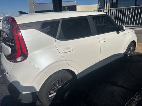 Used 2021 Kia Soul S image 3