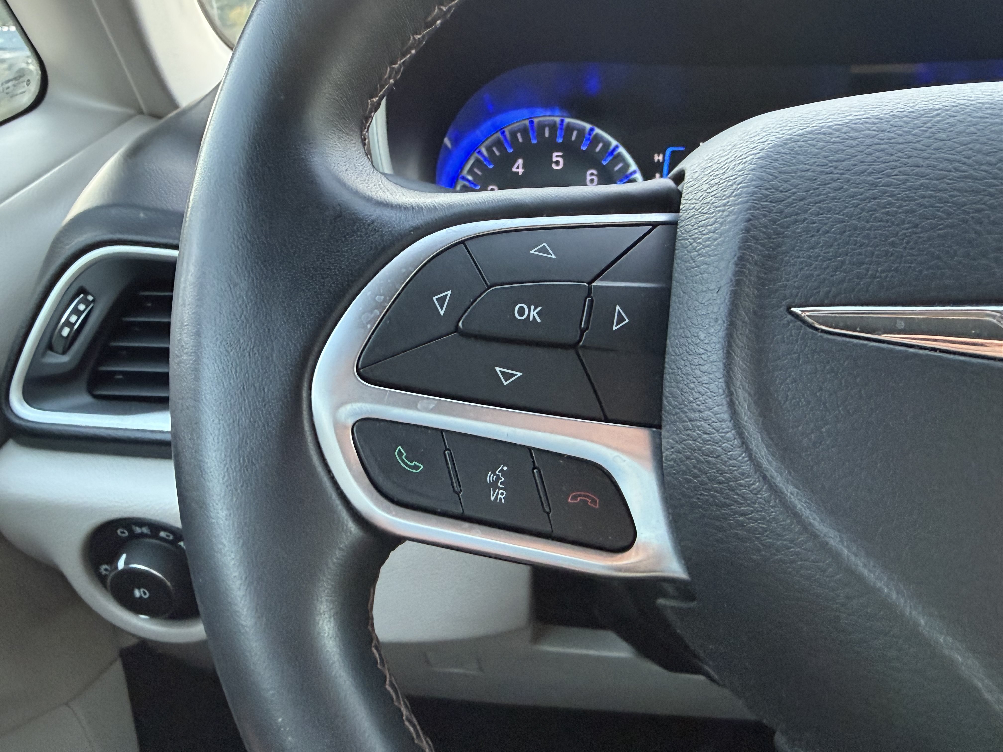Used 2017 Chrysler Pacifica Touring-L FWD image 21
