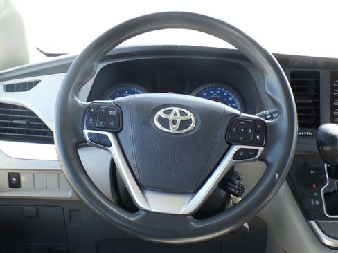 Used 2020 Toyota Sienna L image 24