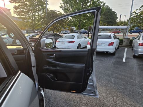 Used 2011 Lexus LX 570 4WD w/ Luxury Pkg image 33