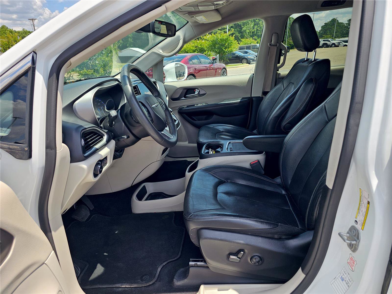Used 2022 Chrysler Pacifica Touring-L FWD image 16
