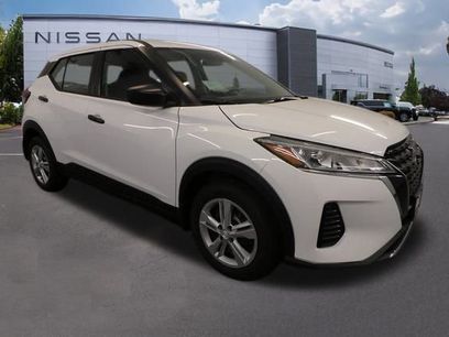 New 2025 Nissan Kicks Play S