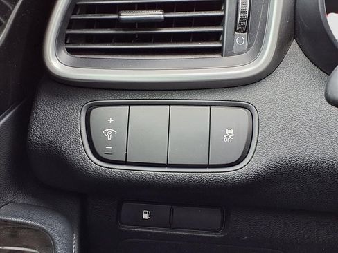 Used 2018 Kia Sorento LX image 16