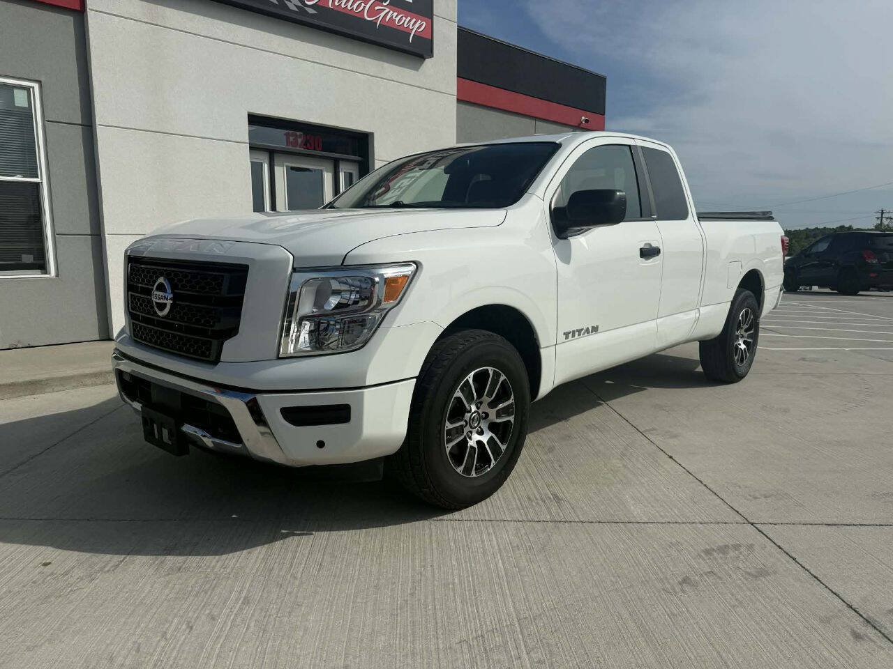 Used 2022 Nissan Titan SV AWD/4WD image 2