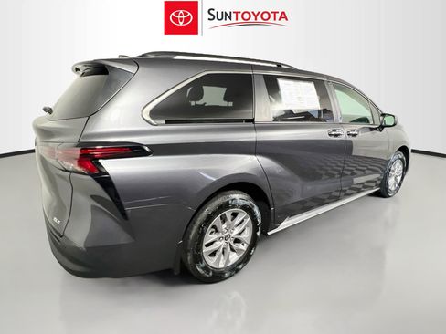 Used 2025 Toyota Sienna XLE FWD image 4