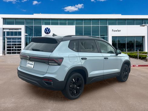 New 2026 Volkswagen Taos SE FWD image 5