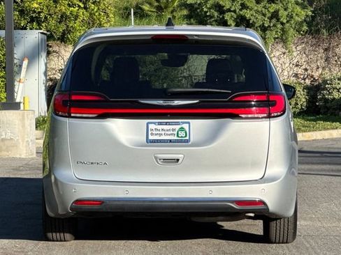 Used 2024 Chrysler Pacifica Touring-L image 5