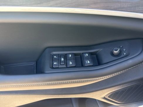 Used 2025 Jeep Grand Cherokee Limited w/ MOPAR Finishing Package image 12