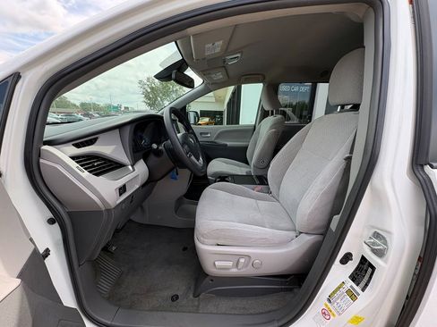Used 2018 Toyota Sienna LE FWD image 12