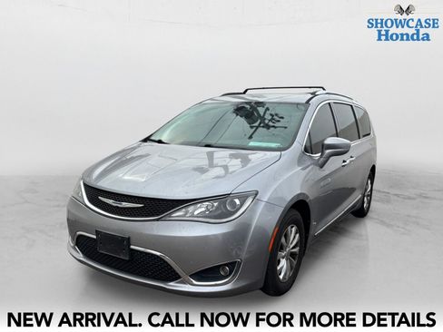 Used 2018 Chrysler Pacifica Touring-L image 2