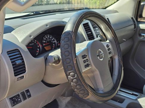 Used 2014 Nissan Frontier SV image 9