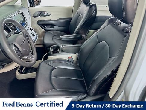 Used 2024 Chrysler Pacifica Touring-L image 19