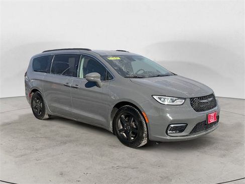 Used 2022 Chrysler Pacifica Touring-L image 7