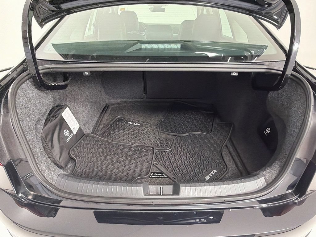Used 2024 Volkswagen Jetta SE w/ Panoramic Sunroof Package FWD image 23