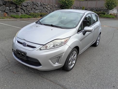 Used 2013 Ford Fiesta Titanium FWD image 2