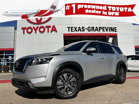 Used 2025 Nissan Pathfinder SV image 1