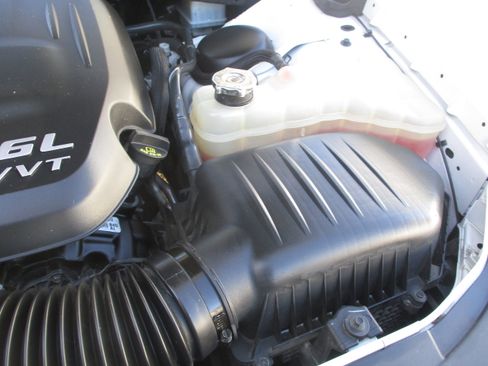 Used 2019 Chrysler 300 Limited w/ Safetytec Plus Group image 34