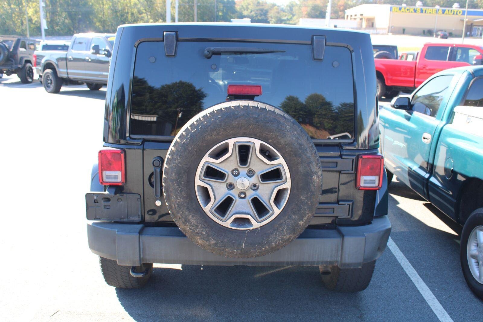 Used 2016 Jeep Wrangler Unlimited Rubicon w/ Connectivity Group AWD/4WD image 5