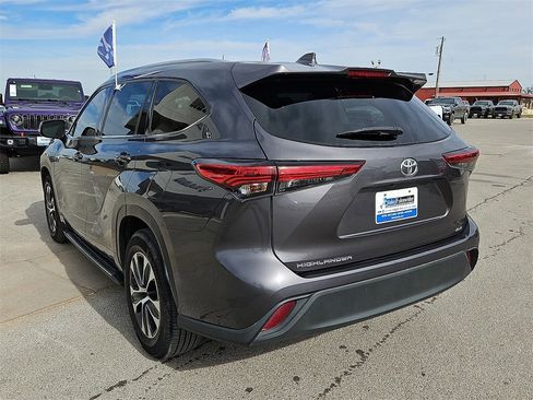 Used 2021 Toyota Highlander XLE image 4