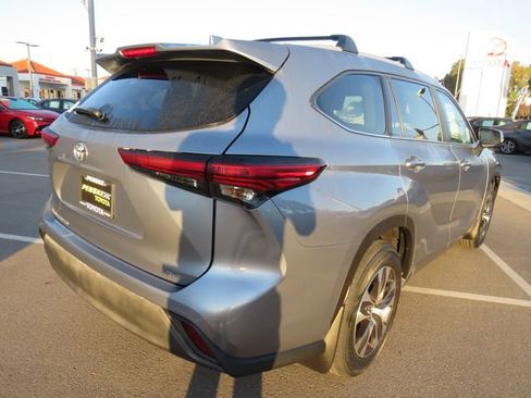 Certified 2023 Toyota Highlander XLE image 10