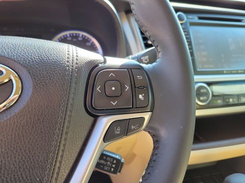 Used 2018 Toyota Highlander XLE FWD image 14